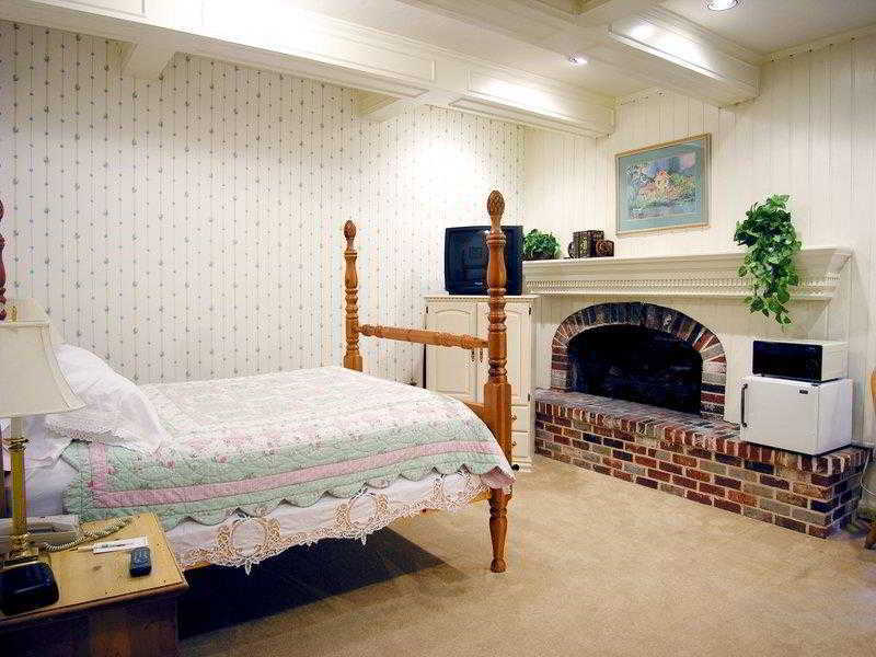 Best Western Grandma'S Feather Bed Mendenhaven Room photo