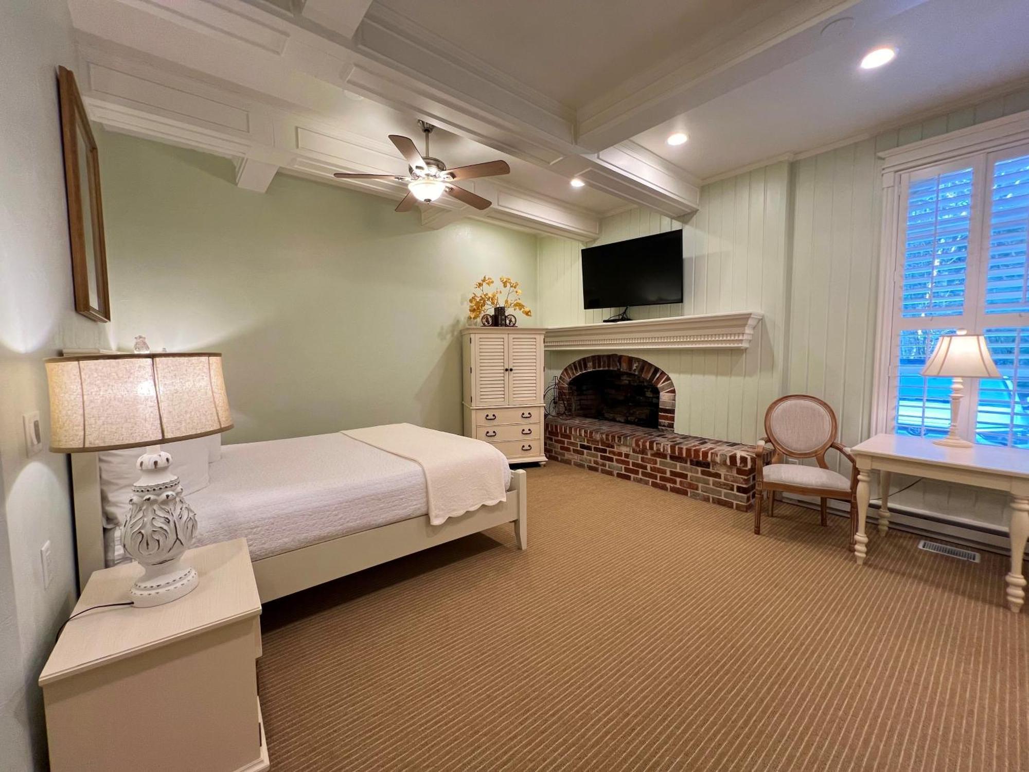 Best Western Grandma'S Feather Bed Mendenhaven Exterior photo